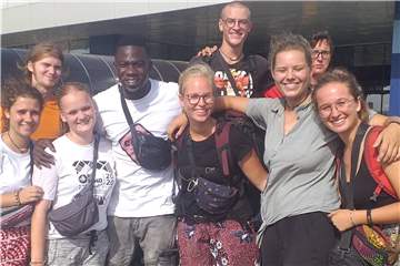 Hannah Hoffmann (3.v.l.) und viele andere Freiwillige mussten ihren Freiwilligendienst in Ghana abbrechen.