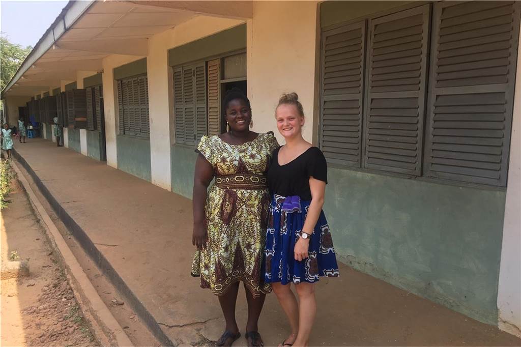 Wegen Corona: Auswärtiges Amt holte Ex-JCS-Schülerin aus Ghana zurück Hannah Hoffmann mit der Lehrerin Madam Alima (l.), mit der sie sich während ihrer Zeit in Ghana anfreundete.