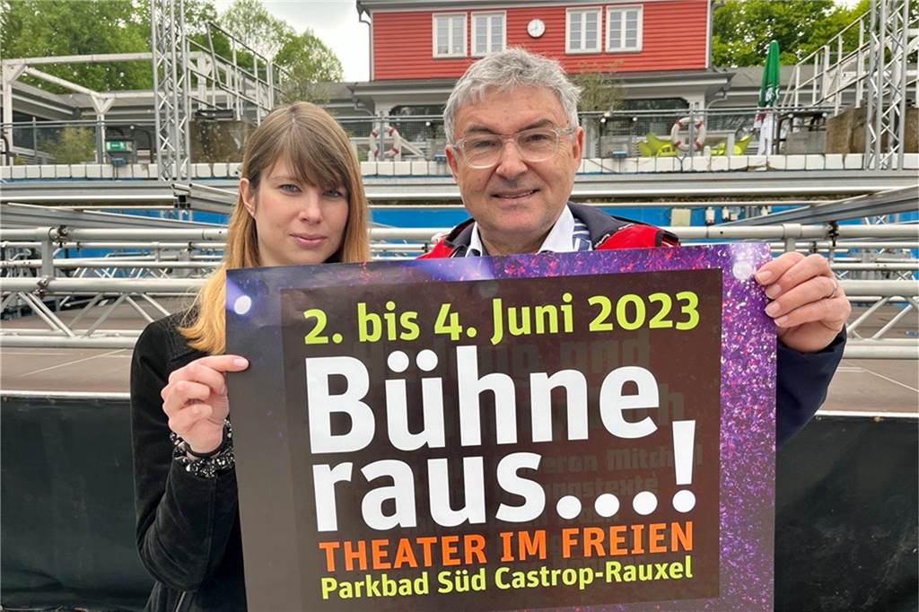 WLT präsentiert „Bühne raus“: Programm, Gastronomie und Toiletten Hannah Jesiek und Günter Wohlfarth vom WLT vor der Bühne im Schwimmbecken des Parkbad Süd in Castrop-Rauxel