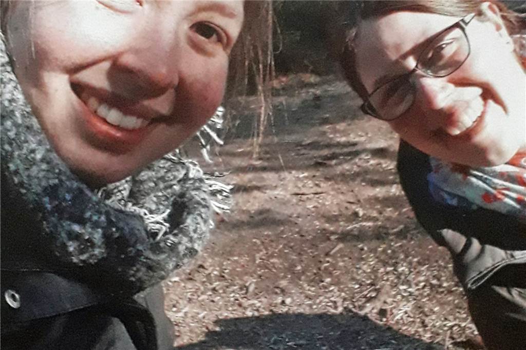 Rätsel um die Lüner Flaschenpost auf Texel ist gelöst: Familie liebt die Insel Hannah (l.) und Annika Jeibmann haben 2020 das Foto auf dem Zwergen-Wanderweg für ihre Eltern nachgestellt, das in einem Urlaub entstanden war, als die Schwestern noch Kinder waren.