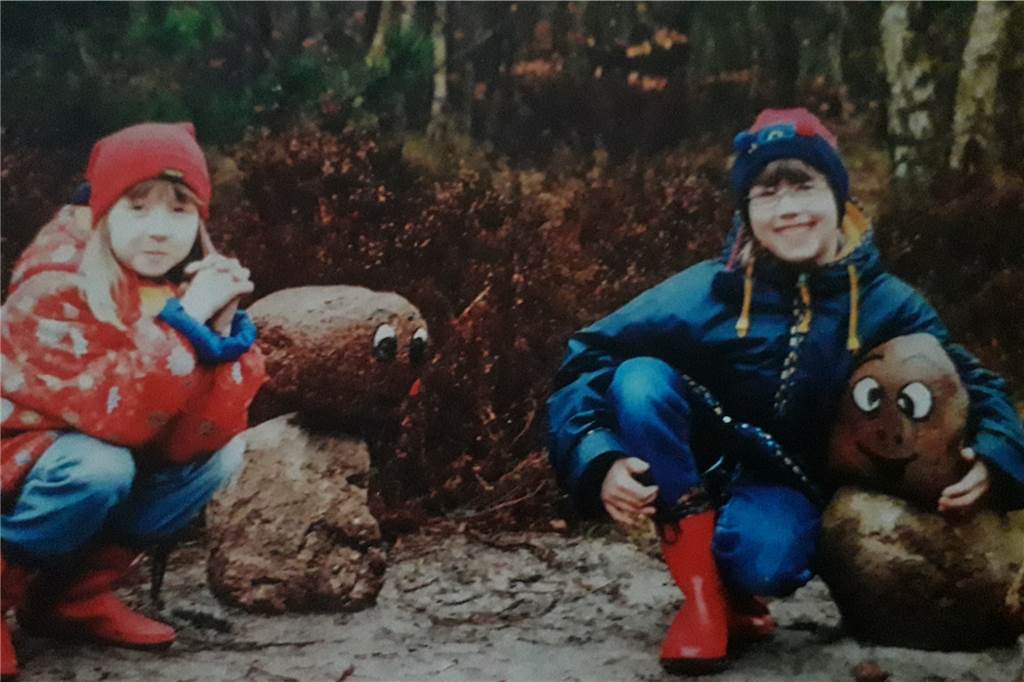 Rätsel um die Lüner Flaschenpost auf Texel ist gelöst: Familie liebt die Insel Hannah (l.) und Annika Jeibmann mit Zwergen auf dem Sommeltjespad auf der Insel Texel. Das war in dem Jahr, als Annika ihre Flaschenpost ins Meer warf, die nun im Museum auf Texel zu sehen ist.