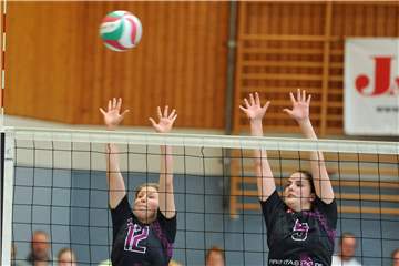 Hannah Leveling (l.) beim Blockkeirat (A)