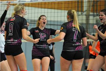 Hannah Leveling (M.) jubelt mit ihrem Team.