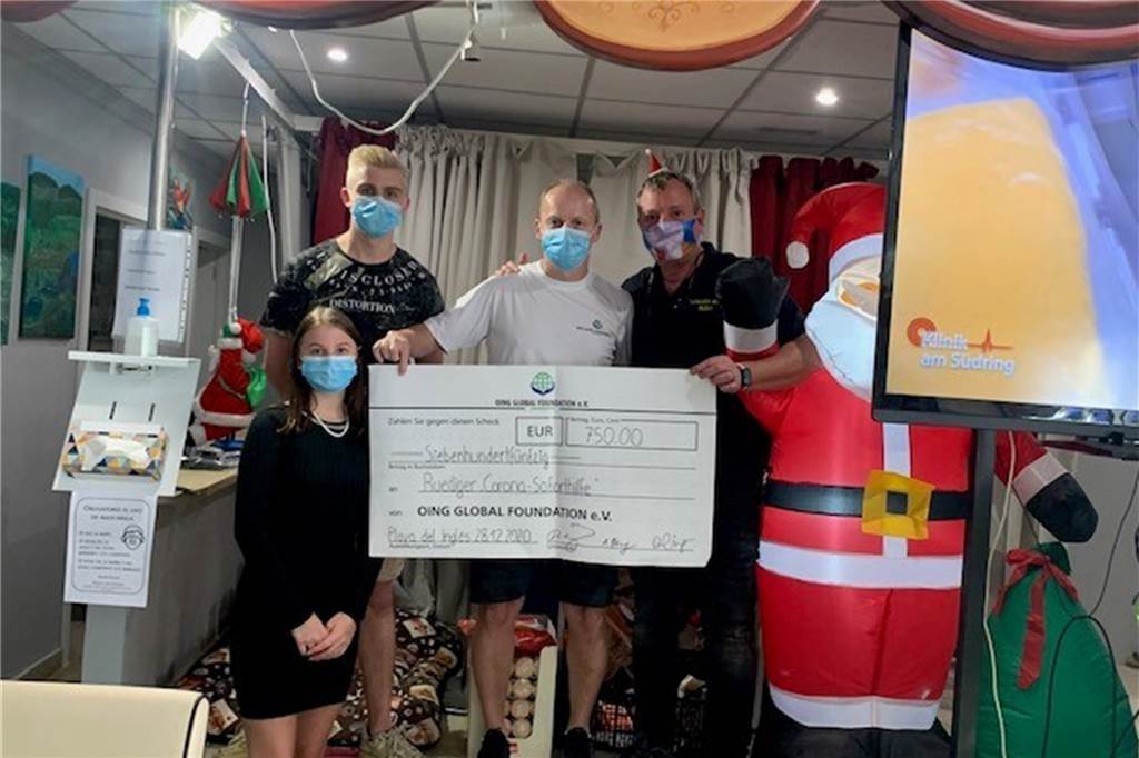 Familienrat entscheidet: Geld für Schule in Indien und für kranke Krokodile Hannah und Dennis Oing übergeben mit ihrem Vater David Oing eine Spende für ein Tafel-Projekt auf Gran Canaria.