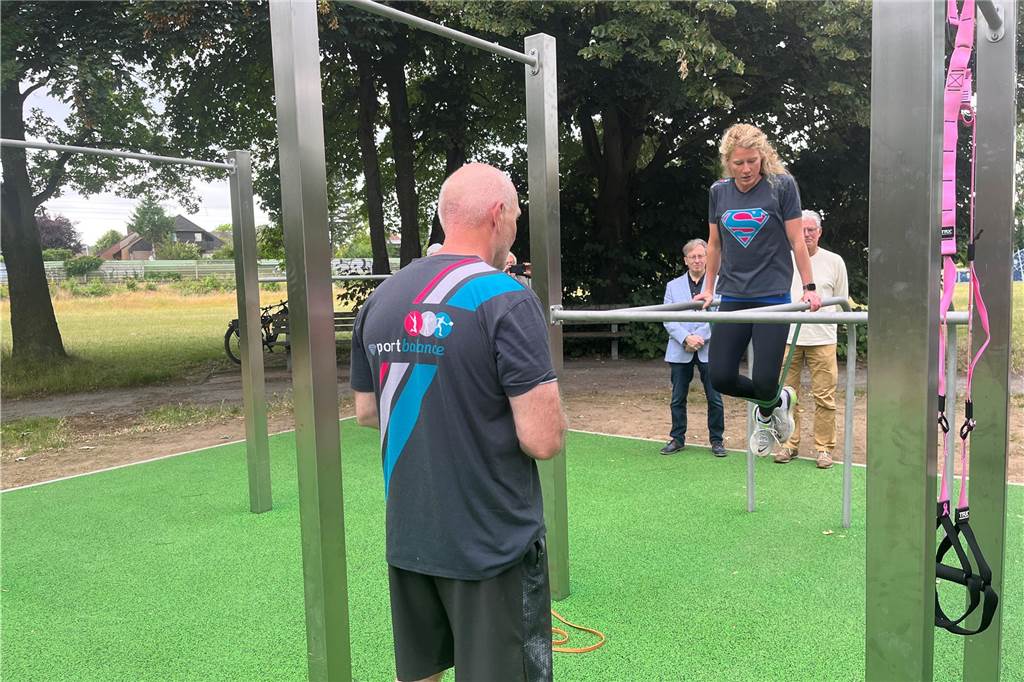 Training mit dem eigenem Körpergewicht: Neuer Sportpark ist eröffnet Auf dem Foto sind Hannah Voß und Ralf Wehrenbrecht zu sehen. Sie präsentieren einige Übungen bei der Eröffnung des Calisthenics-Sportpark in Haltern.