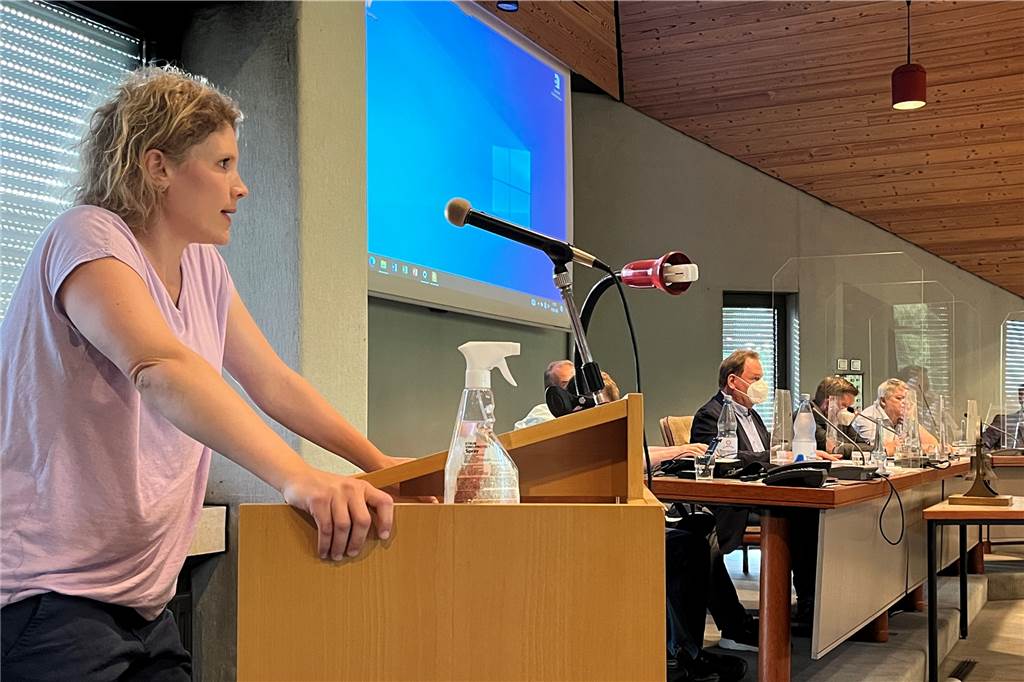 „Unhaltbare Zustände“ - Schimmel in der Naturkita nicht einmal zwei Jahre nach dem Bau Hannah Weber hat die Zustände in der Kita im Ausschuss geschildert.