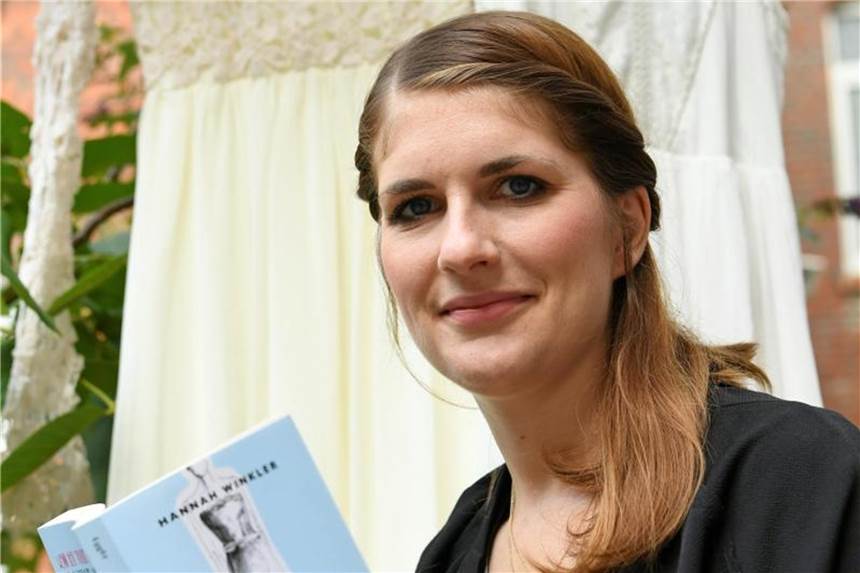 Hannah Winkler hat sich intensiv mit dem Thema Brautkleid beschäftigt. Foto: Holger Hollemann