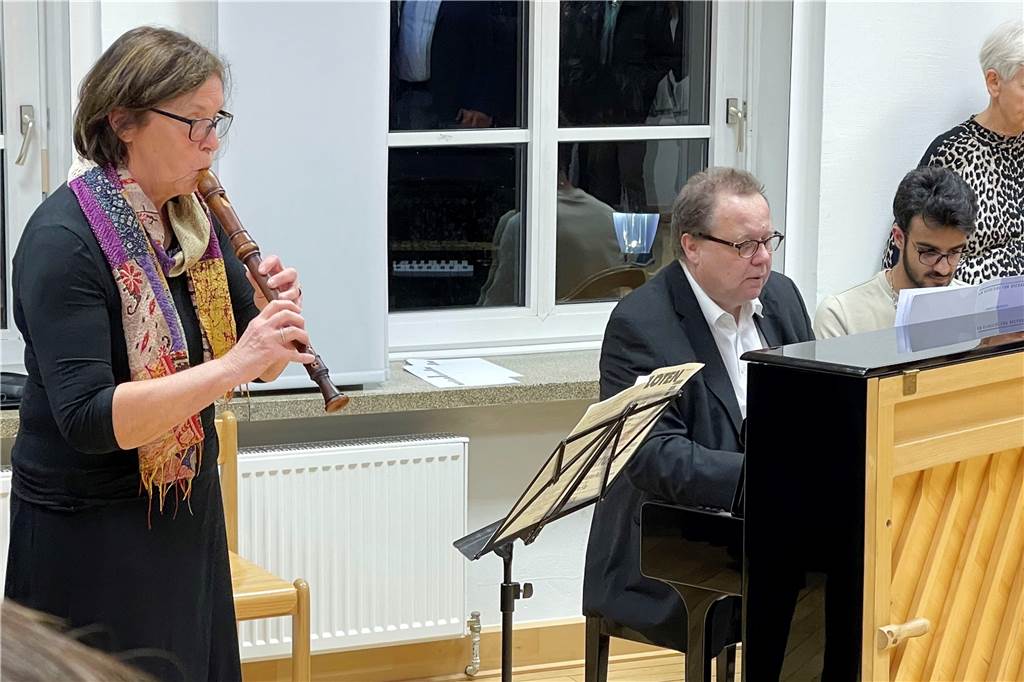 Hanne Feldhaus und Rolf Wähning gestalteten den musikalischen Teil der Vernissage.