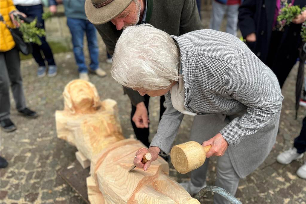 Späne flogen auf dem Markt: Komplimente für bayerischen Holzbildhauer Hanne Kortenkamp schnitzt an der Christus-Figur.