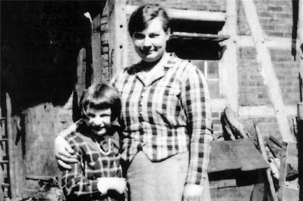 Integriert, verstoßen, geflüchtet - die Geschichte der Familie Heimann Hannelore Heimann mit ihrem Kindermädchen Frieda Hüfner 1934 im Hinterhof der Fleischerei Heimann.