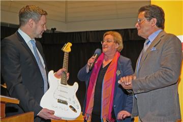 Hannelore Löll überreichte Bürgermeister Mike Rexforth am Samstag (30. Januar) die Gitarre mit einem Autogramm von Angela Merkel. Zu den ersten Gratulanten gehörte CDU-Vorsitzender Uli Stiemer (r.).