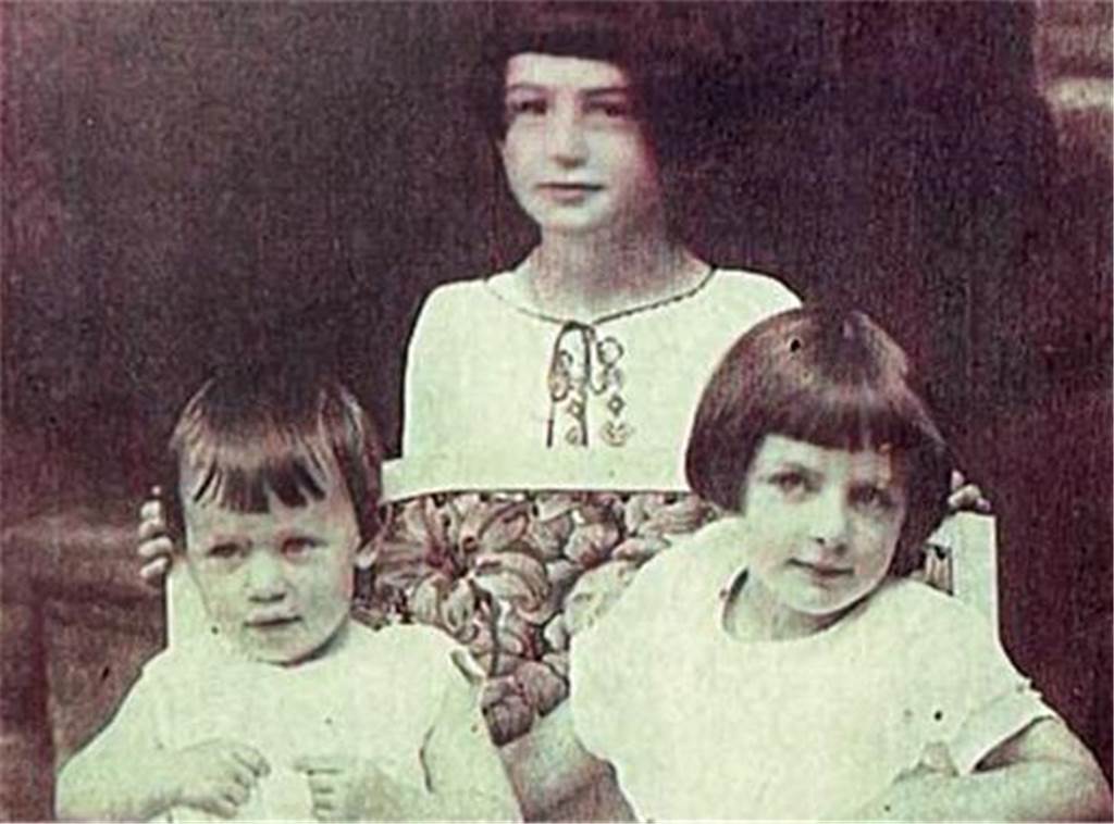 Holocaust-Überlebende Hannelore Adler feiert 99. Geburtstag Ein altes Foto, auf dem dem Hannelore (r.) neben ihren Schwestern Ruth (l.) und Julie sitzt.