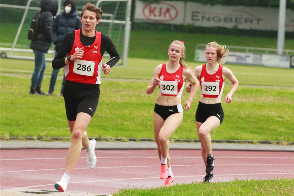 Ein besonderes Teilnehmerfeld kam Marie Gövert beim Läufermeeting in Olfen entgegen Hannes Fahl aus der Trainingsgruppe machte Tempo für Ida Lefering und Marie Gövert.