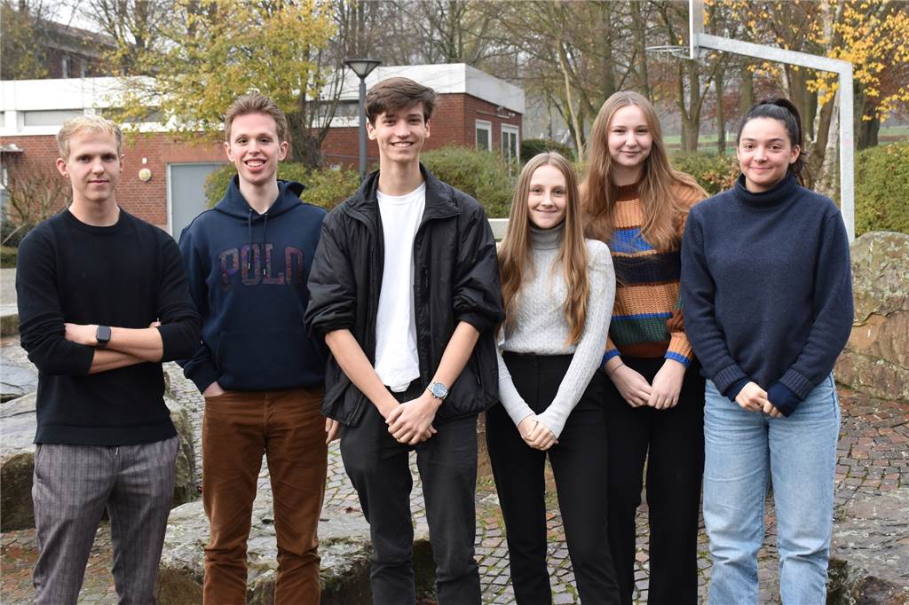Abiturienten des GSC arbeiten für Abiball: Einige Jobs nehmen sie nicht an v.l.n.r.: Hannes Gegenmantel, Jan Glebe, Hendrik Jankiewitz, Johanna Lorscheider, Hanna Woitinas und Selma Dogan vom Gymnasium St. Christophorus verdienen neben der Schule Geld, um ihren Abiball zu finanzieren.
