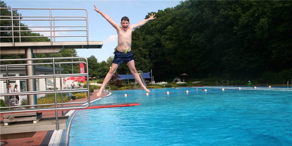 Hannes kann es: Eine gute Figur macht der neunjährige Fröndenberger im Löhnbad, der Sprung vom Einer ist gelungen. Spaß haben geht supergut im Freibad am Löhnbach, meitn der pfiffige Grundschüler.