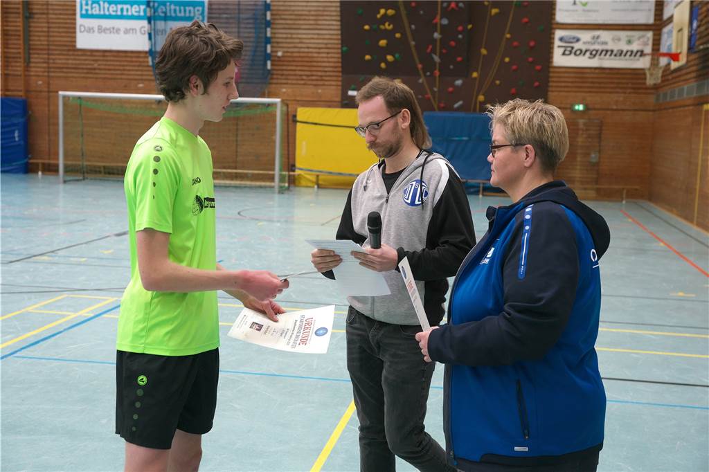Hannes Leopold (M.), Jugendwart des Stadtsportverbandes Haltern, ist zufrieden mit den diesjährigen Hallenfußball-Stadtmeisterschaften der Junioren.