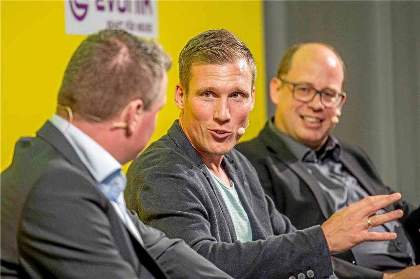 Hannes Wolf blickte mit den Moderatoren Sascha Klaverkamp (l.) und Mathias Scherff auf seine Zeit beim BVB zurück.
