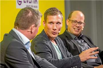 Hannes Wolf blickte mit den Moderatoren Sascha Klaverkamp (l.) und Mathias Scherff auf seine Zeit beim BVB zurück.