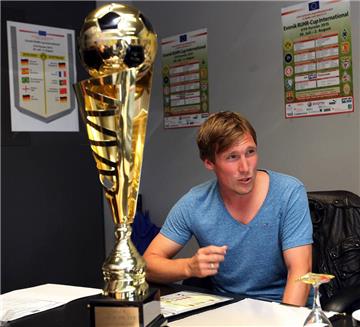 Hannes Wolf hat eine schwere Gruppe A mit dem FC Barcelona, dem SC Internacional Porto Alegre, dem VfL Bochum und Titelverteidiger Dinamo Tiflis erwischt.