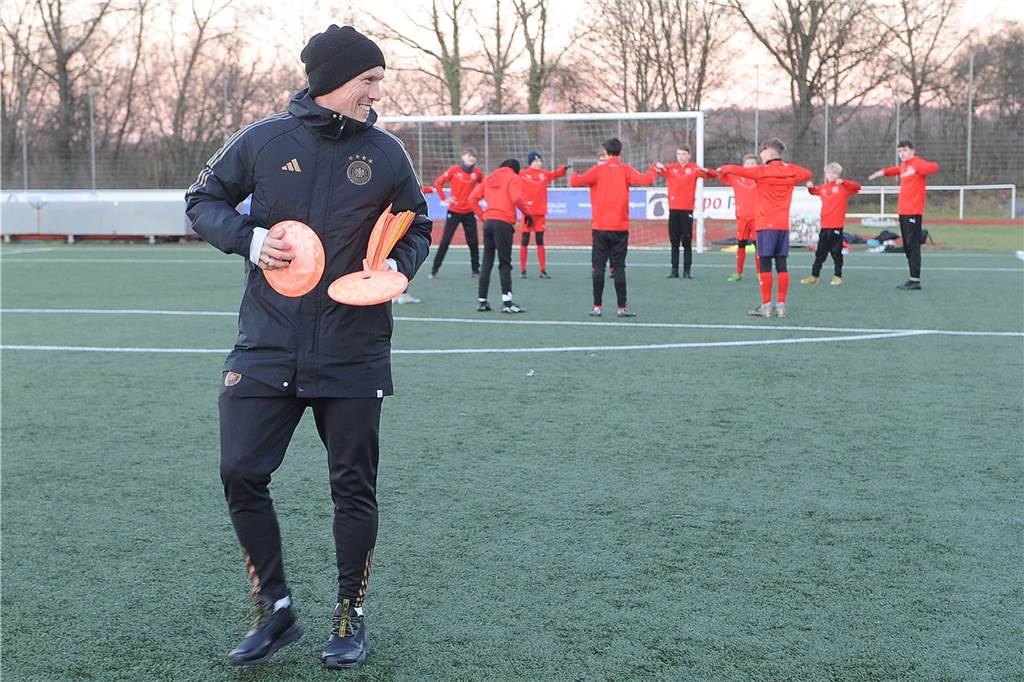 Hannes Wolf macht es möglich: DFB-Video mit den C-Junioren der SG Eintracht Ergste Hannes Wolf hatte sichtlich Spaß an der Trainingseinheit mit den Ergster C-Jugendlichen.