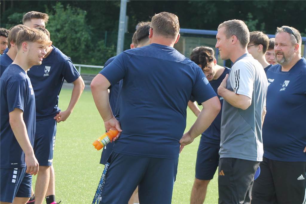 Hannes Wolf spricht über den klassischen Mittelstürmer: „Deutschland war eine Bolzplatznation“ Hannes Wolf mittendrin bei der U17 des SuS Rünthe.