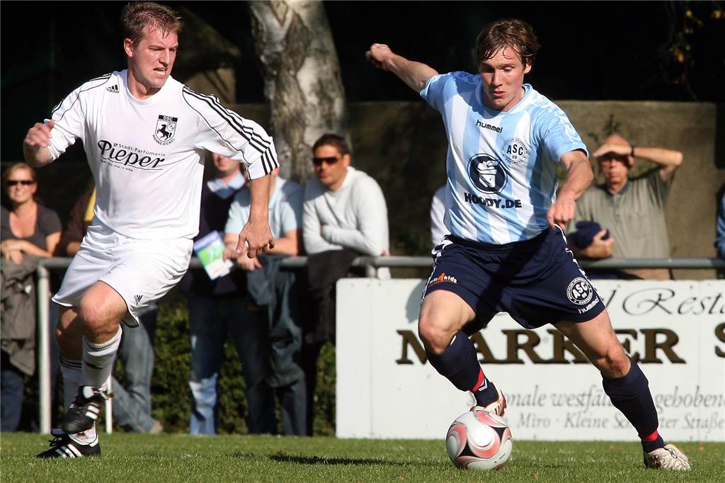 Legendenspiel in Aplerbeck: Auswahl um Hannes Wolf trifft auf die Aufstiegshelden von 2014 Hannes Wolf (r.) war zwischen 2006 und 2009 Spielertrainer des ASC 09.