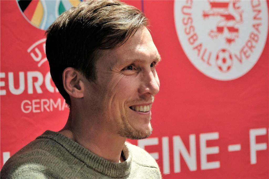 DFB setzt auf neue Doppelspitze: Ehemaliger BVB-Trainer und Weltmeister in der Verantwortung Hannes Wolf lacht.