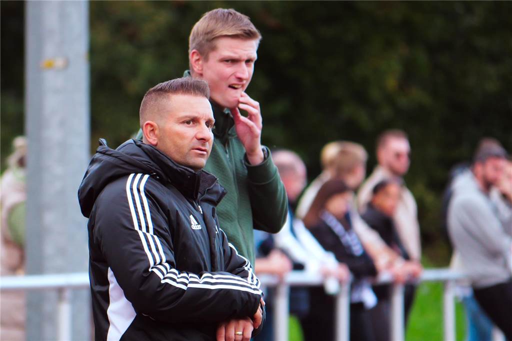 „Krisenbesprechung“ TuS Hannibal Coach Andreas Venezia schaut aufs Spielgeschehen.