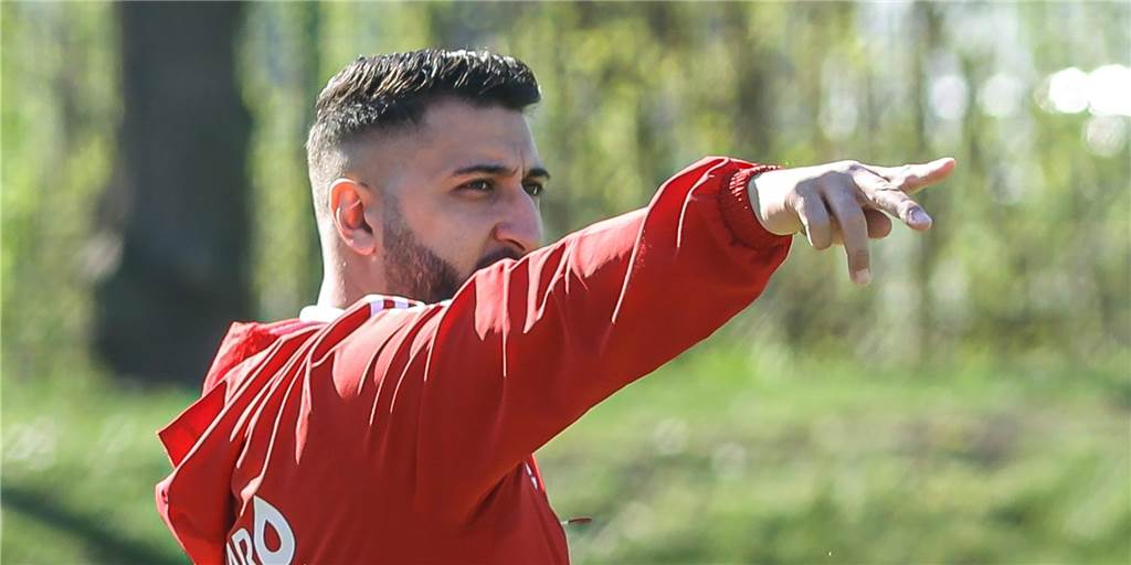 Hannibal-Coach Berro macht ein Versprechen – einem Team könnte er damit den Aufstieg vermiesen Hamsa Berro, Trainer des TuS Hannibal, zeigt nach rechts.