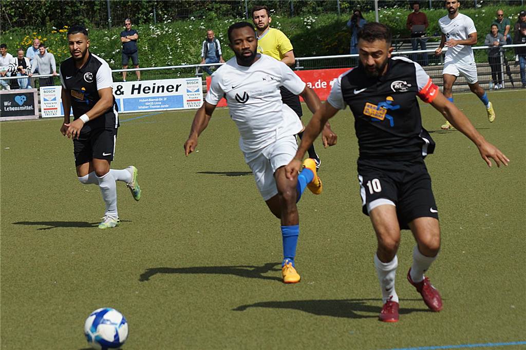 Diskussionen um Fairplay-Aktion in Königsborn: Hannibal-Coach Berro entschuldigt sich nach Sieg Hannibals Mahmoud Najdi, hier gegen Königsborns Francis Dinyelu (l.), erzielte das Tor, über das alle sprachen.