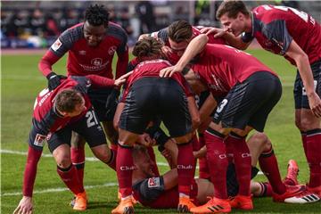 Hanno Behrens (unten) wird von seinem Team für seinen 2:0 Treffer gefeiert. Foto: Nicolas Armer