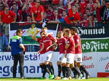 Hannover 96 feierte mit dem 1:1 den Aufstieg. Foto: Uwe Anspach