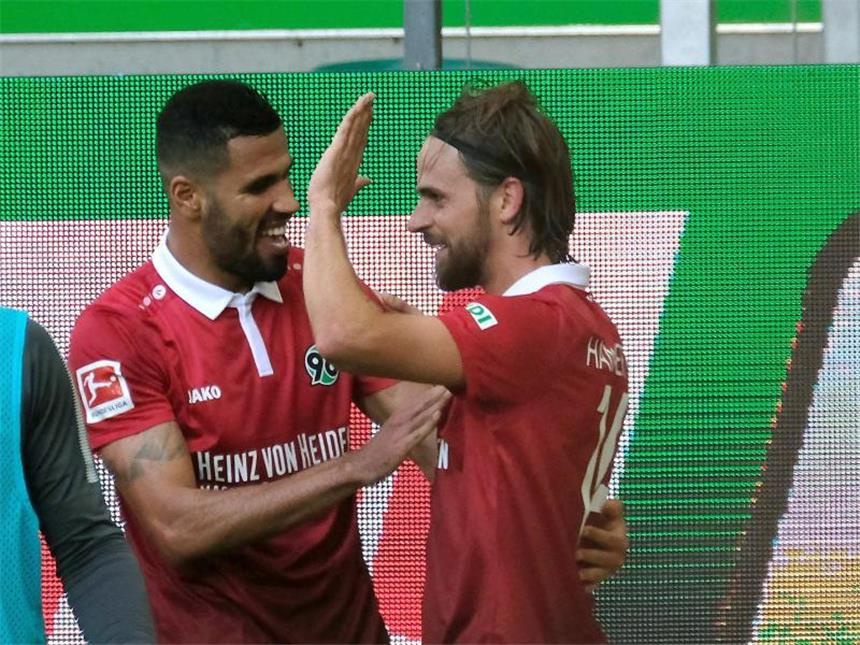 Hannover 96 hat auch dank Martin Harnik (r) einen Traumstart in die Bundesliga-Saison hingelegt. Foto: Peter Steffen