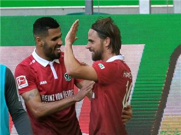 Hannover 96 hat auch dank Martin Harnik (r) einen Traumstart in die Bundesliga-Saison hingelegt. Foto: Peter Steffen