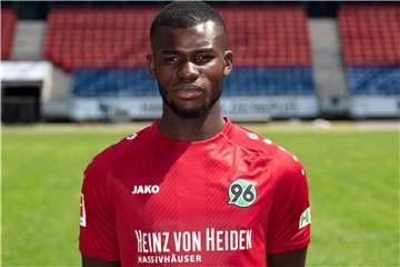 Hannover 96 plant im Pokalspiel mit Ihlas Bebou. Foto: Peter Steffen