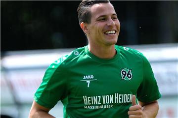 Hannover 96 setzt weiter auf den verletzten Edgar Prib und verlängerte seinen Vertrag um ein Jahr. Foto: Peter Steffen