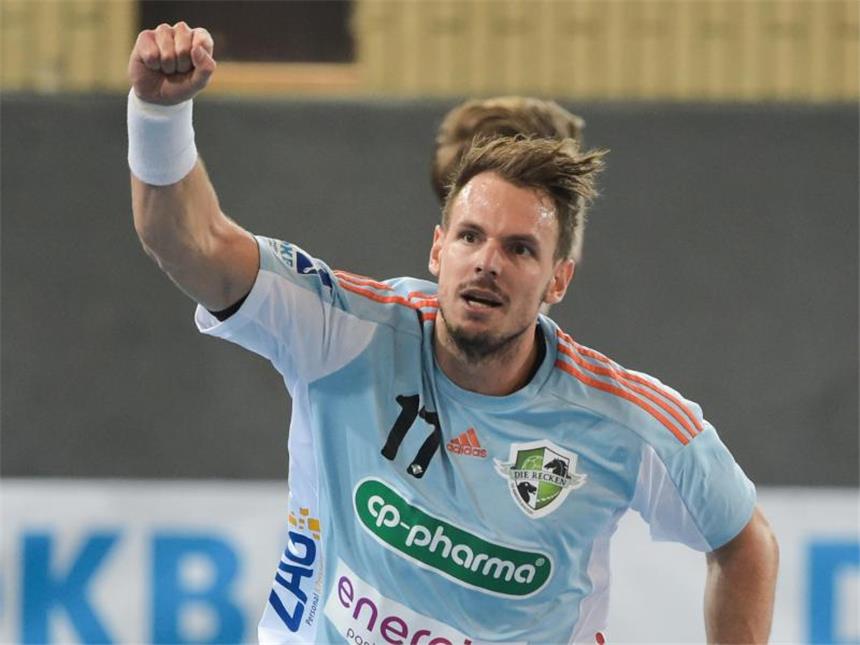 Hannover bleibt Spitzenreiter - Auch Berlin verlustpunktfrei Hannover-Burgdorfs Kai Häfner bleibt mit seinem Team auch im fünften Spiel verlustpunktfrei. Foto: Silas Stein