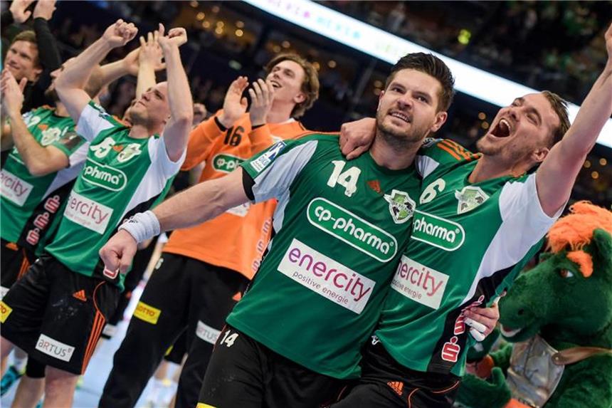 Hannover besiegt Wetzlar und zieht ins Pokalfinale ein Hannovers Casper Mortensen (r) und Evgeni Pevnov (2.vr) feiern mit ihren Teamkameraden den Sieg und den Einzug ins Finale. Foto: A. Heimken