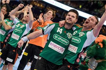 Hannovers Casper Mortensen (r) und Evgeni Pevnov (2.vr) feiern mit ihren Teamkameraden den Sieg und den Einzug ins Finale. Foto: A. Heimken