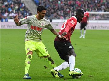 Hannovers Ihlas Bebou (r) und Leonardo Bittencourt vom 1. FC Köln kämpfen um den Ball. Foto: Peter Steffen