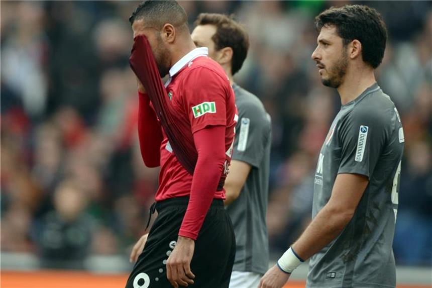 Hannover 96 und die Angst vor dem „freien Fall“ Hannovers Jonathas (l) verlässt nach der 1:3-Heimpleite gegen Augsburg enttäuscht den Platz. Foto: Swen Pförtner