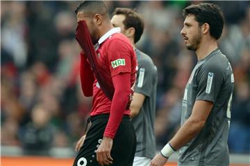 Hannovers Jonathas (l) verlässt nach der 1:3-Heimpleite gegen Augsburg enttäuscht den Platz. Foto: Swen Pförtner