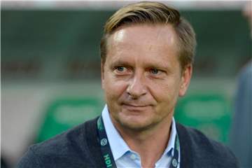 Hannovers Manager Horst Heldt kritisiert die neuen Fußball-Wettbewerbe. Foto: Swen Pförtner