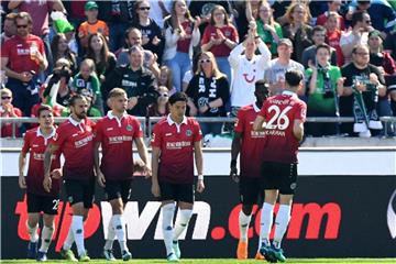 Hannovers Martin Harnik (2.v.l) bejubelt sein Tor zum 1:0 mit den Mannschaftskameraden. Foto: Peter Steffen
