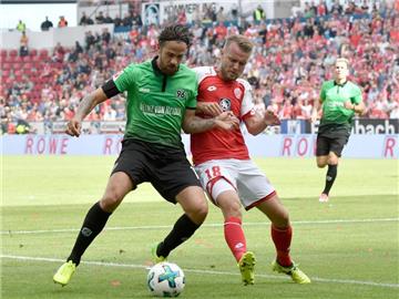 Hannovers Martin Harnik (l) erzielte das einzige Tor im Spiel gegen Mainz. Foto: Torsten Silz