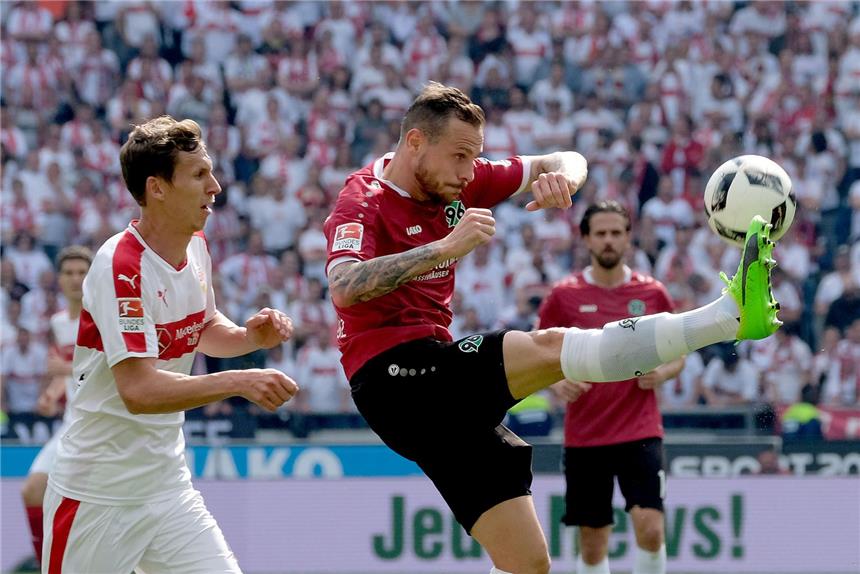 Hannover gewinnt Spitzenspiel gegen Stuttgart 1:0 Hannovers Marvin Bakalorz (r.) und Stuttgarts Florian Klein kämpfen um den Ball.