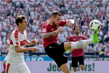Hannovers Marvin Bakalorz (r.) und Stuttgarts Florian Klein kämpfen um den Ball.