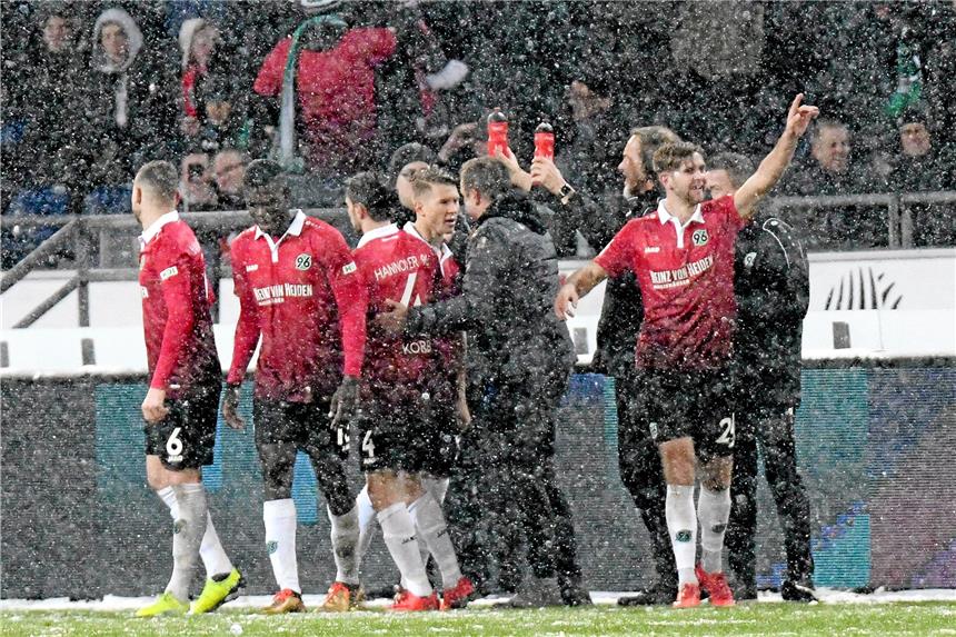 Hannover 96 schlägt Hoffenheim im Schneetreiben mit 2:0 Hannovers Niclas Füllkrug (r.) bejubelt sein Tor zum 1:0 gegen 1899 Hoffenheim.