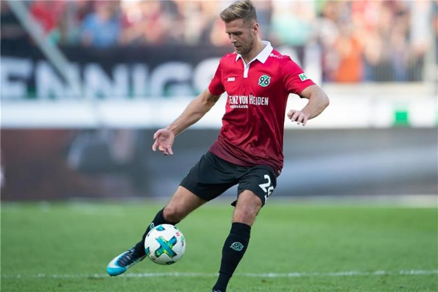 Zeitung: Fußballprofi Füllkrug will nach Mönchengladbach Hannovers Niclas Füllkrug spielt den Ball. Foto: Swen Pförtner/Archiv