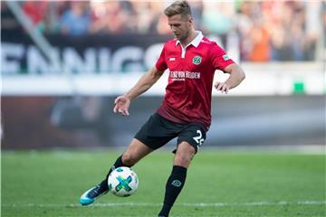 Hannovers Niclas Füllkrug spielt den Ball. Foto: Swen Pförtner/Archiv